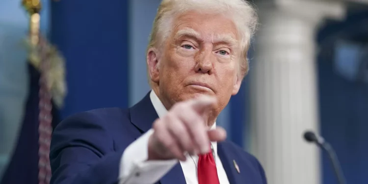 Trump demite diretor da Agência de Segurança Nacional