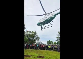 Homem agarra-se a helicóptero para apanhar “boleia” no Quénia. Foi detido