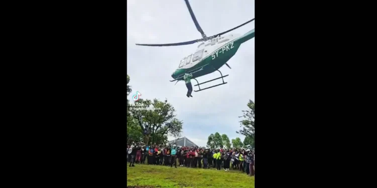 Homem agarra-se a helicóptero para apanhar “boleia” no Quénia. Foi detido