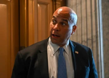 Senador democrata discursa contra Trump há mais de 24 horas e quebra recorde