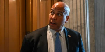 Senador democrata discursa contra Trump há mais de 24 horas e quebra recorde