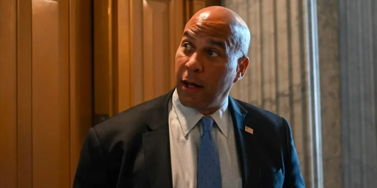 Senador democrata discursa contra Trump há mais de 24 horas e quebra recorde