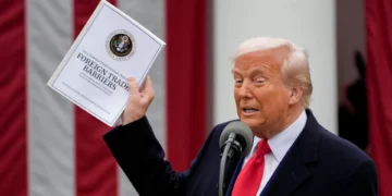 Republicanos desafiam Trump e propõem travão às tarifas