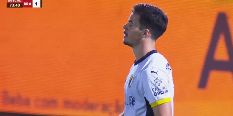 Rodrigo Pinheiro fez o que não devia e ‘tramou’ o Famalicão neste lance