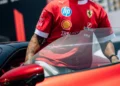 Hamilton chegou a Jeddah num Ferrari 296 GTB