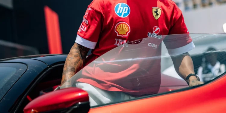 Hamilton chegou a Jeddah num Ferrari 296 GTB