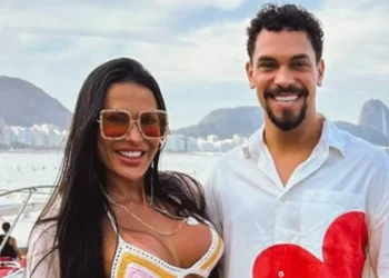 Bruna Griphao posa de biquíni branco: “Belíssima, rica e feliz”