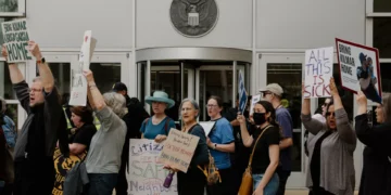 Juíza dos EUA suspende deportação de 100 venezuelanos para El Salvador