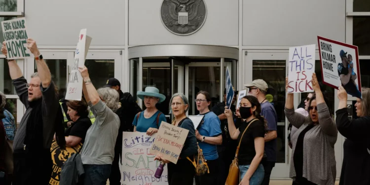 Juíza dos EUA suspende deportação de 100 venezuelanos para El Salvador