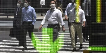 Bolsa de Tóquio abre a perder 8,02%