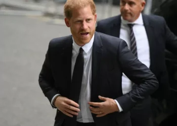 Príncipe Harry recebe ameaças da Al-Qaeda e busca proteção policial no Reino Unido