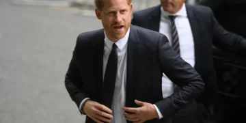 Príncipe Harry recebe ameaças da Al-Qaeda e busca proteção policial no Reino Unido