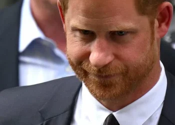 Família real em crise: Príncipe Harry descobre internação do pai por meio da imprensa