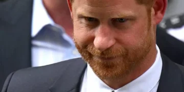 Família real em crise: Príncipe Harry descobre internação do pai por meio da imprensa