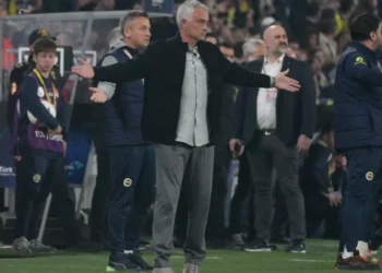 Vice-presidente pede desculpas pelo ‘fracasso’ de Mourinho no Fenerbahçe