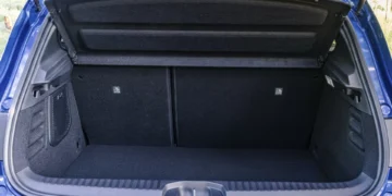 Três carros pequenos com espaço de sobra na bagageira