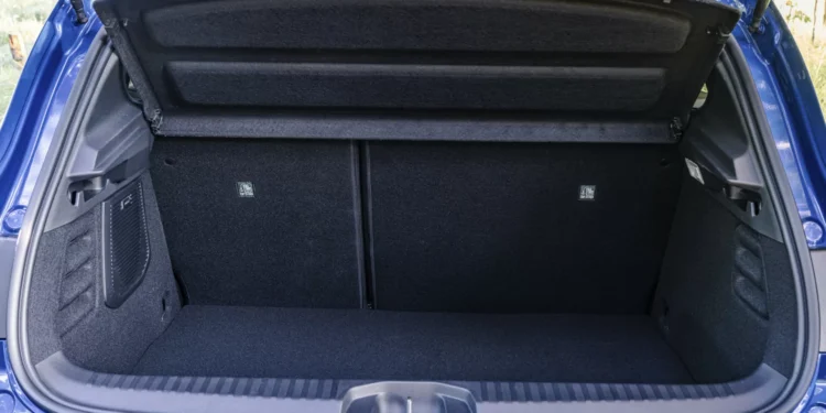 Três carros pequenos com espaço de sobra na bagageira