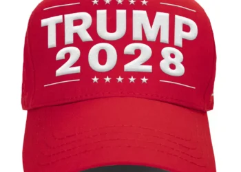 Bonés com lema ‘Trump 2028’ já estão à venda em loja virtual do presidente americano
