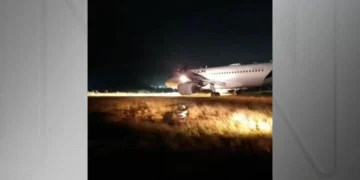 Voo retorna para Bali após passageiro tentar abrir porta do avião no ar