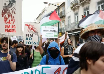 Estudantes pelo fim ao fóssil marcham até à Assembleia da República