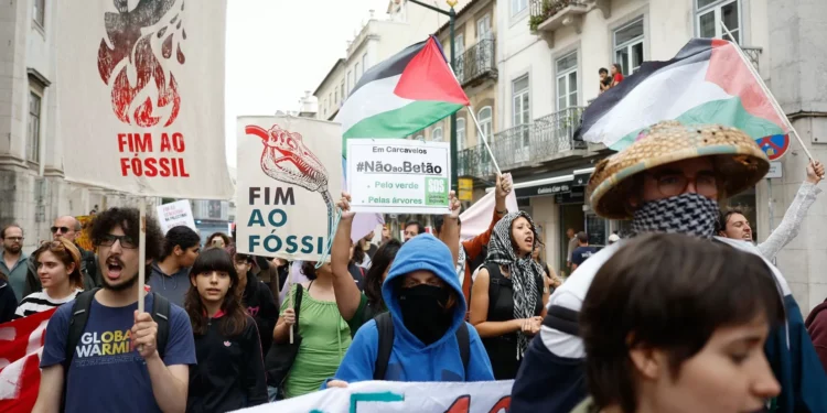 Estudantes pelo fim ao fóssil marcham até à Assembleia da República