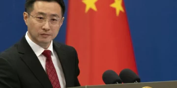 China nega envolvimento chinês organizado na guerra na Ucrânia e defende neutralidade