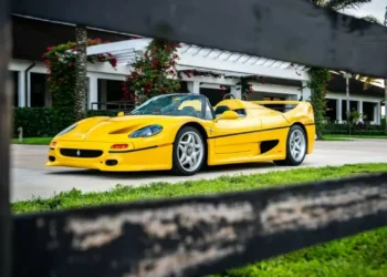 Este Ferrari F50 é único, está à venda e pertenceu a um famoso