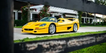 Este Ferrari F50 é único, está à venda e pertenceu a um famoso