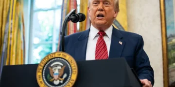 Trump descarta retirar tarifas de 145% sob produtos da China e oferece ajuda para Índia e Paquistão