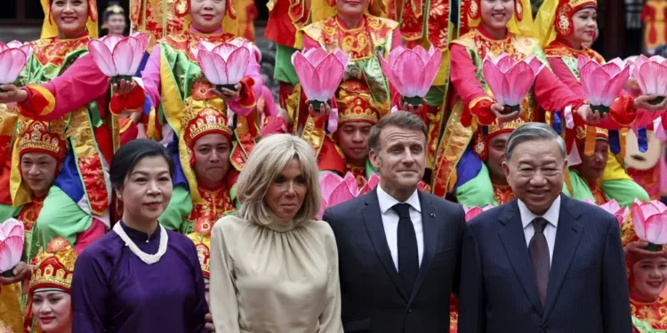 Macron nega briga com esposa após vídeo viral no Vietnã: ‘Estávamos brincando’