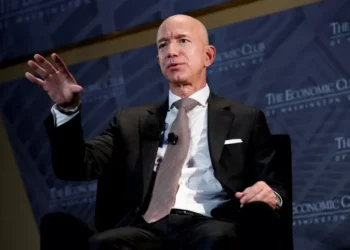 Jeff Bezos, criador da Amazon, solicita a venda de até R$ 25 bilhões em ações da companhia 