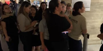 Fotos e vídeos: Virginia e Zé Felipe são tietados no Senado