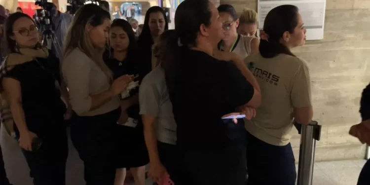 Fotos e vídeos: Virginia e Zé Felipe são tietados no Senado