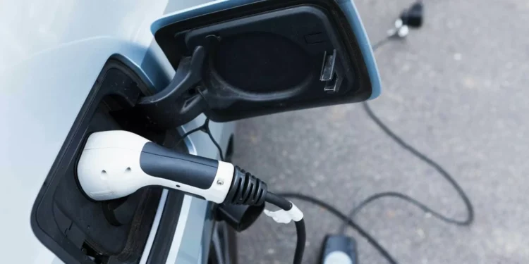 Moçambique quer produzir mais grafite para baterias de carros elétricos