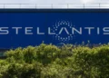 Tarifas: Stellantis adia a produção de veículos no Canadá