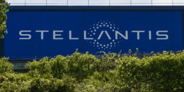 Tarifas: Stellantis adia a produção de veículos no Canadá