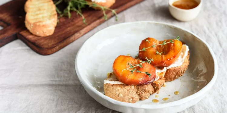 Tosta de pêssego, ricotta e pistacho, a combinação de snack perfeita