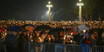 Fiéis voltaram a iluminar Fátima. As imagens da procissão das velas