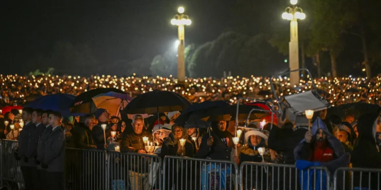 Fiéis voltaram a iluminar Fátima. As imagens da procissão das velas