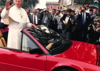 O dia em que o Papa surpreendeu o mundo a bordo de um… Ferrari