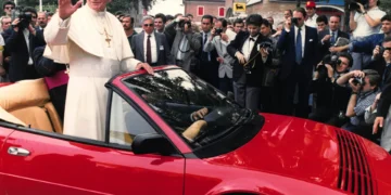 O dia em que o Papa surpreendeu o mundo a bordo de um… Ferrari