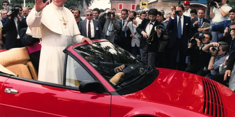 O dia em que o Papa surpreendeu o mundo a bordo de um… Ferrari