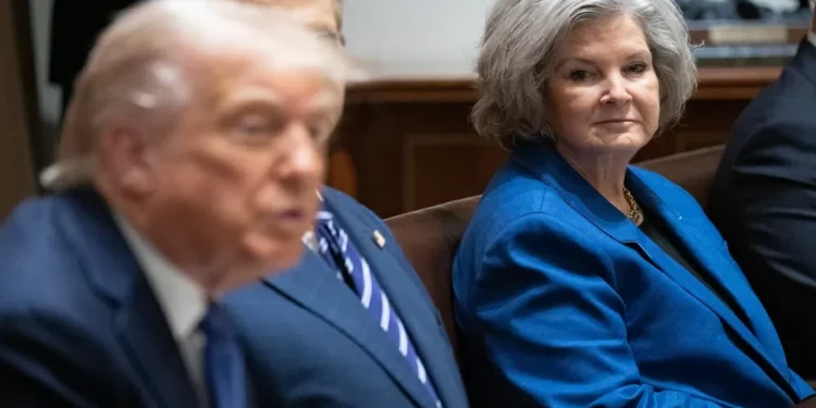 EUA iniciam investigação para identificar impostor que se passou pela chefe de Gabinete de Trump