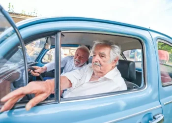 Fusca azul era xodó de Mujica, foi fabricado no Brasil e deu carona a Lula