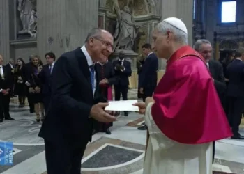 Alckmin se encontra com papa Leão XIV e entrega carta de Lula com convite para COP-30