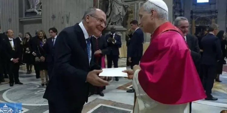 Alckmin se encontra com papa Leão XIV e entrega carta de Lula com convite para COP-30