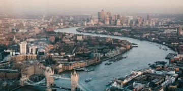 Agentes de combate ao terrorismo da Inglaterra prendem cinco homens que planejavam ataque em Londres