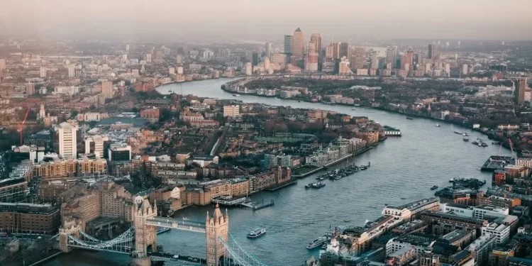 Agentes de combate ao terrorismo da Inglaterra prendem cinco homens que planejavam ataque em Londres
