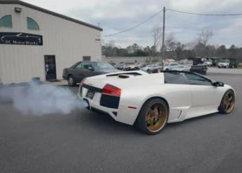 Compra Lamborghini Murciélago a ‘preço de saldo’ e corre bem… até o ligar