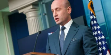 Casa Branca admite suspender direito de recurso de imigrantes deportados